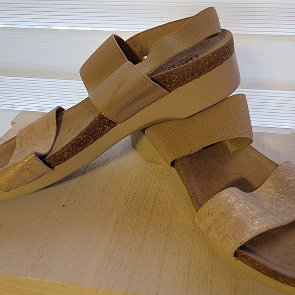 Women's Munro Sandals, Tan with Gold flakes, proper size M perfect fit shoes - Picture 7 of 13